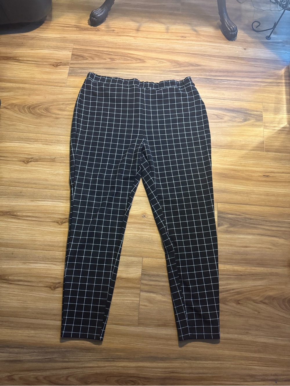 SHEIN Black and white Grid-Print Tapered Trousers